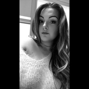 I’m Dina! I love fashion and shopping! Lets Posh!!